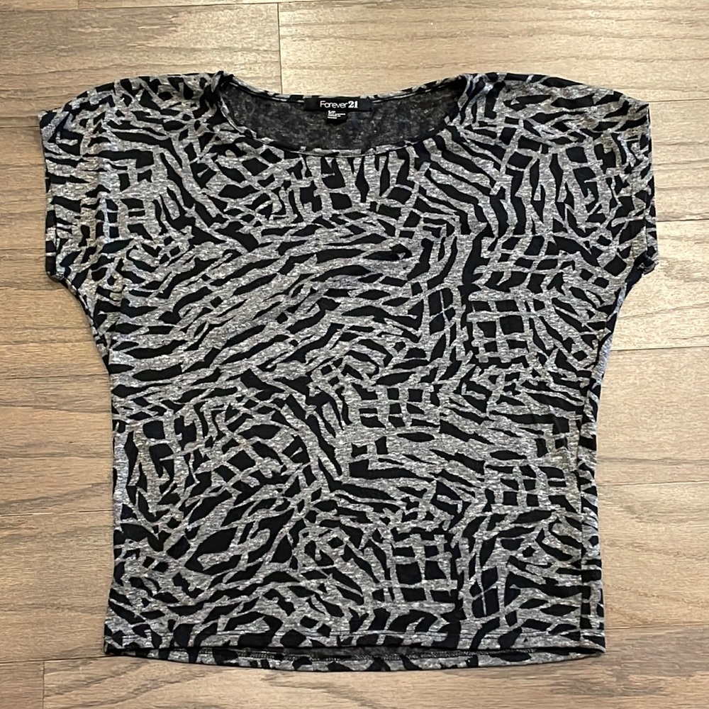 Forever 21 Black and Grey Patterned Tee - Size S